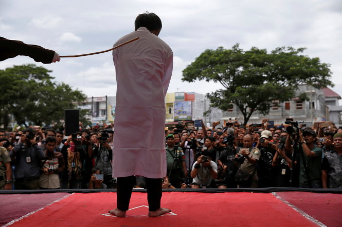 Một trong hai thanh niên đồng tính bị đánh roi vào trưa 23-5 - Ảnh: Reuters
