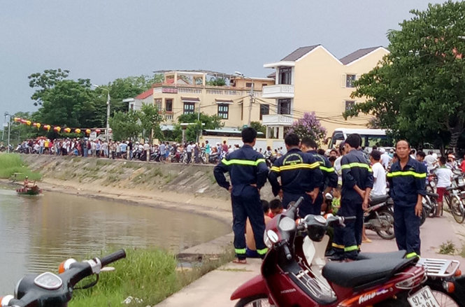 Dòng người đông nghịt nối thành hàng dài ven sông Hoài - Ảnh: THANH BA
