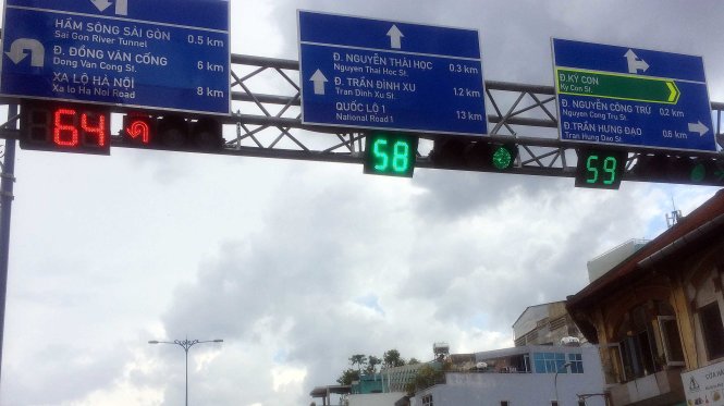 Các biển báo được sử dụng song ngữ Việt – Anh lăp đạt tại giao lộ Võ Văn Kiệt – Ký Con, Q.1 - Ảnh: Lê Phan