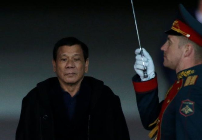 Tổng thống Philippines, ông Rodrigo Duterte, tới Sân bay quốc tế Vnukovo tại Matxcơva, Nga ngày 22-5-2017 - Ảnh: Reuters