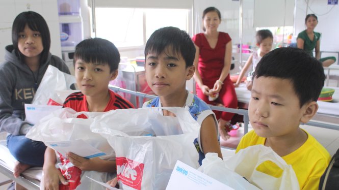 Nhiều bệnh nhi ung thư tỏ ra rất vui khi nhận quà têt thiếu nhi - Ảnh: Xuân Đào