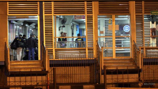 Cảnh sát đang điều tra vụ nổ tại trạm xe buýt ở Kampung Melayu, đông Jakarta - Ảnh: Reuters