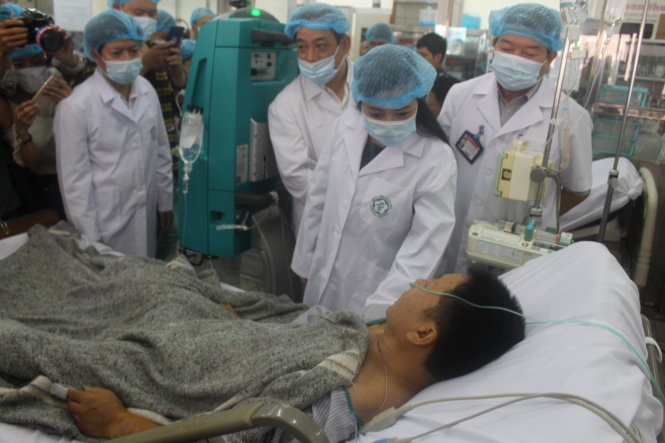 Bộ trưởng Bộ Y tế Nguyễn Thị Kim Tiến thăm hỏi sức khỏe bệnh nhân vụ tai biến chạy thận đang điều trị tại Bệnh viện Bạch Mai - Ảnh: Chí Tuệ