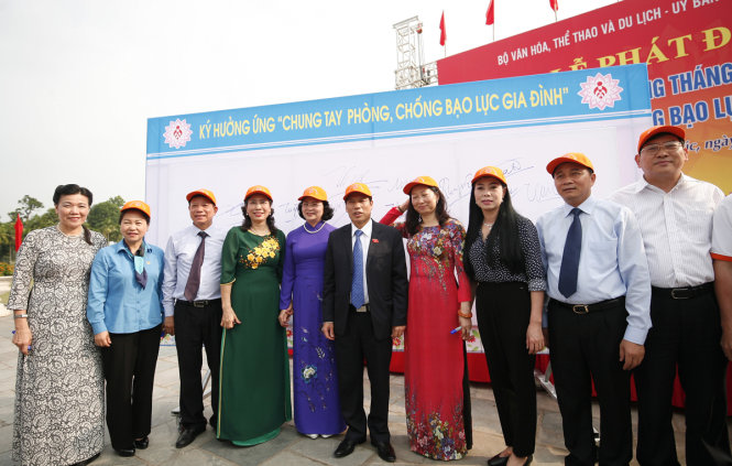 Các đại biểu đã cùng nhau ký tên hưởng ứng phòng, chống bạo lực gia đình- Ảnh: NAM TRẦN