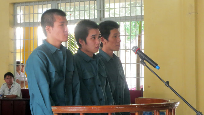 Ba bị cáo Hùng, Xuân, Tiền tại phiên tòa lưu động sáng 31-5 - Ảnh: Đ.Hà.