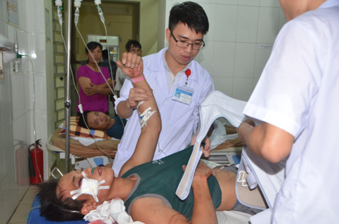 Cấp cứu các nạn nhân tại Trung tâm y tế Móng Cái - ẢNH: Thu Hằng