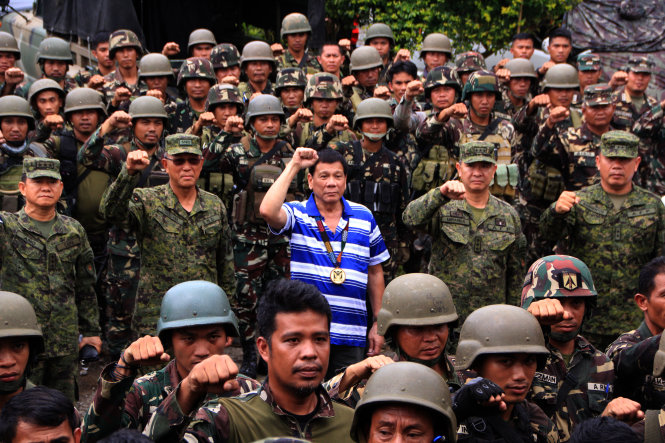 Ông Duterte (giữa) trong một chuyến thăm ủy lạo lực lượng đặc nhiệm Philippines đóng ở Lanao del Sur, tỉnh có thành phố Marawi -inquirer.net