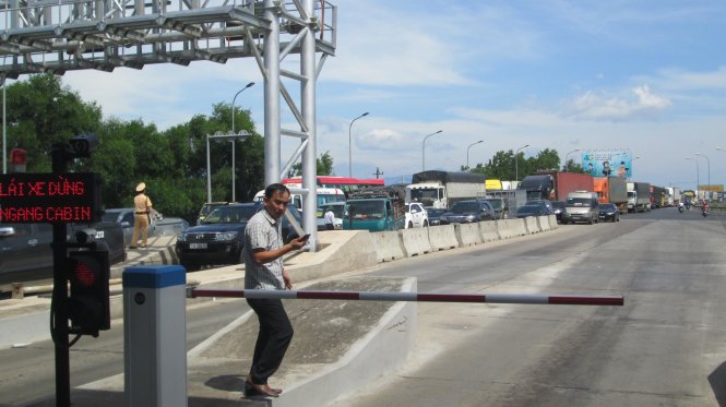 Hàng xe nằm chờ qua trạm thu phí kéo dài từ trạm thu phí Quán Hàu đến cầu Quán Hàu -Ảnh L.Giang