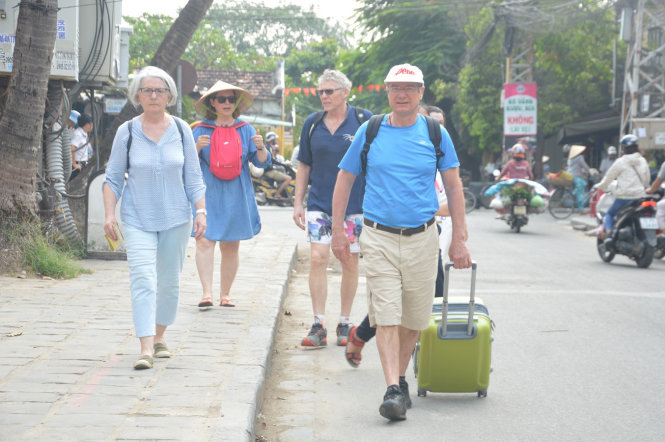 Chi phí khách sạn cao thì làm sao giảm giá tour để thu hút du khách? Trong ảnh: khách du lịch đến Hội An - Ảnh: Thanh Ba