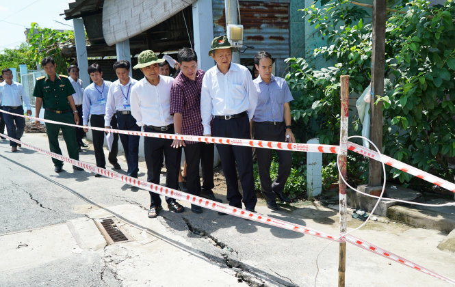 Phó chủ tịch TP.HCM Lê Văn Khoa cũng giám đốc Sở GTVT TP.HCM Bùi Xuân Cường đi thị sát để giải quyết việc sạt lở tại huyện Nhà Bè, TP.HCM - Ảnh: Hữu Thuận