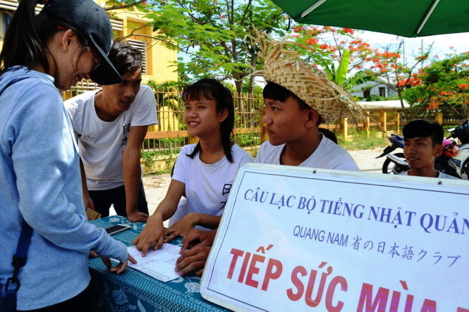 Các thành viên của CLB tiếng Nhật Quảng Nam hướng dẫn cho thí sinh tìm nhà trọ giá rẻ - Ảnh: LÊ TRUNG