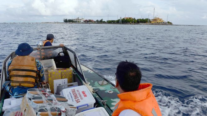 “Đất thiêng gửi Trường Sa” ra đảo Phan Vinh - Ảnh: Hữu Khoa