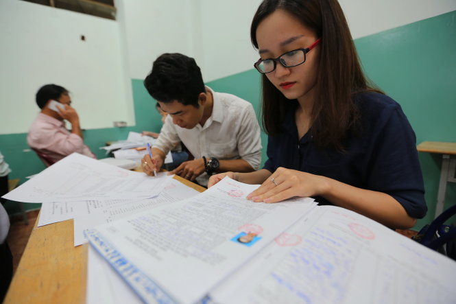 Cán bộ coi thi kiểm tra hồ sơ thí sinh thi lớp 10 tại HĐT Trường THCS Võ Trường Toản, Q.1, TP.HCM sáng 1-6 - Ảnh: Như Hùng