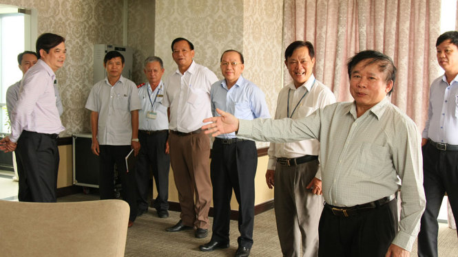 Thứ trưởng Bộ GD-ĐT Bùi Văn Ga (phải) kiểm tra địa điểm in, sao đề thi THPT quốc gia tại tỉnh Bình Dương chiều 2-6 - Ảnh: TRẦN HUỲNH