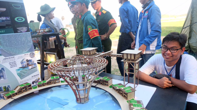 Sinh viên Vũ Huy Hoàng (ĐH Kiến trúc Hà Nội) bên mô hình Sắc màu biển cả tại triển lãm “Vững chủ quyền, khởi nghiệp từ biển” - Ảnh: VŨ THỦY