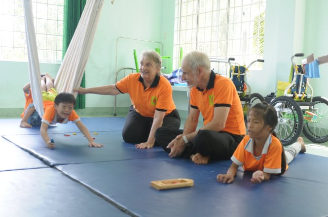 Tình cảm của vợ chồng bác sĩ Bucher đã giúp các đứa trẻ da cam có lòng tin vào cuộc sống - Ảnh: TRẦN MAI
