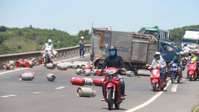 Hiện trường vụ lật xe tài - Ảnh: TR.TÂN