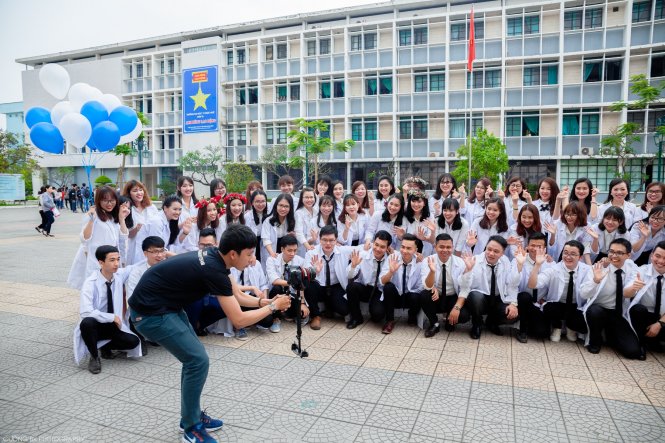 Một thành viên nhóm CDH say sưa tác nghiệp tại Huế - Ảnh: THANH CƯỜNG