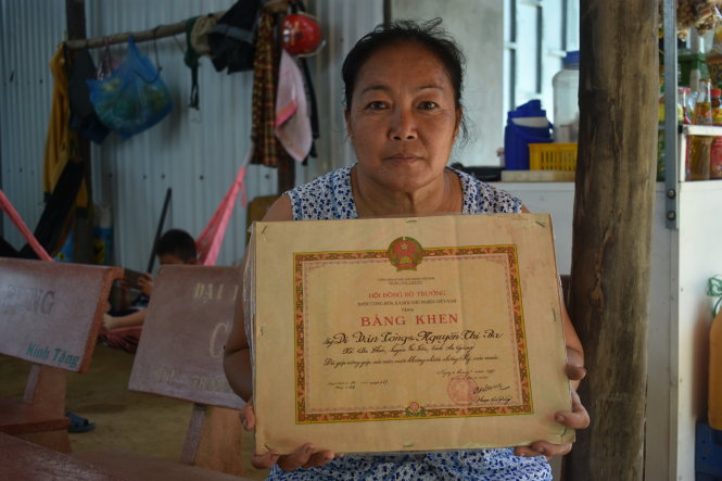 Bằng khen của Chính phủ trao tặng cho cha mẹ bà Vi Thị Kim Niên vào năm 1987 nhưng đến nay bà mới được nhận - Ảnh: Bửu Đấu