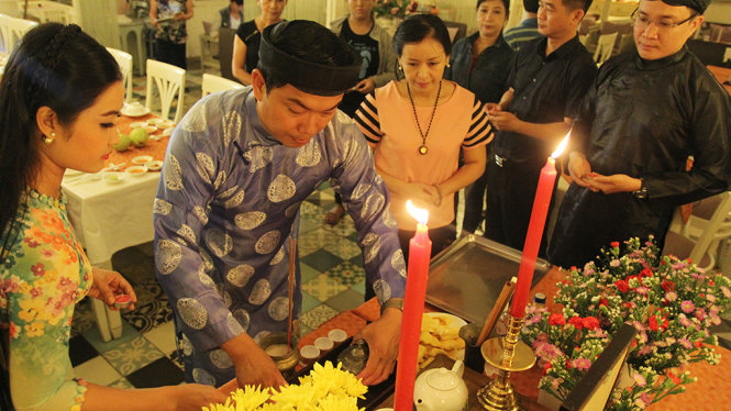 Nhiều thế hệ học trọ đã tề tựu về thắp nến tri ân tưởng niệm cố GS-TS Trần Văn Khê