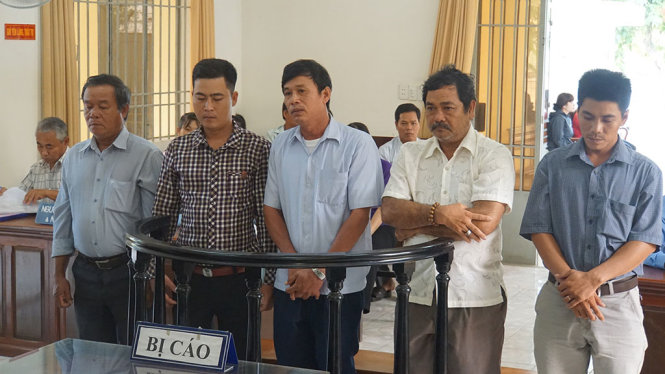 Cả 5 bị cáo đang nghe toà tuyên án