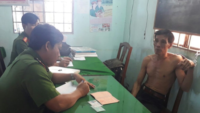 Sau khi chém chết hàng xóm, ông Nguyễn Văn Măng (58 tuổi) đã đến cơ quan công an đầu thú - Ảnh: QUANG DUY