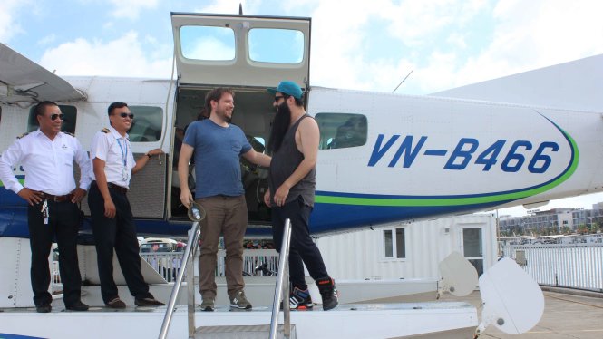 Jordan Vogt-Roberst và Gareth Edwards vui vẻ chụp ảnh trước khi bay - Ảnh: H.A
