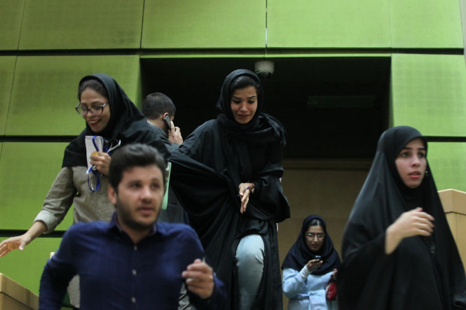 Hoảng loạn trong cuộc tấn công tại quốc hội Iran ở Tehran ngày 7-6 - Ảnh: Reuters