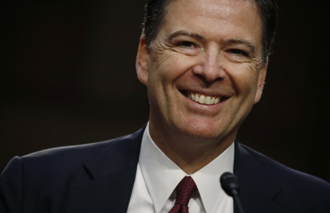 Khoảnh khắc tự tin của ông James Comey tại phiên điều trần - Ảnh: Reuters