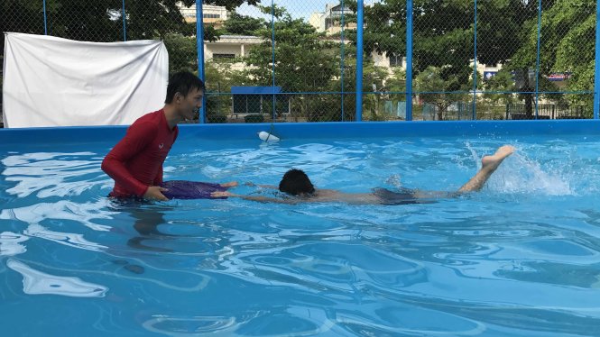 Các trường học tại Đà Nẵng triển khai việc dạy bơi cho học sinh trong dịp hè -
 Ảnh: Đoàn Cường