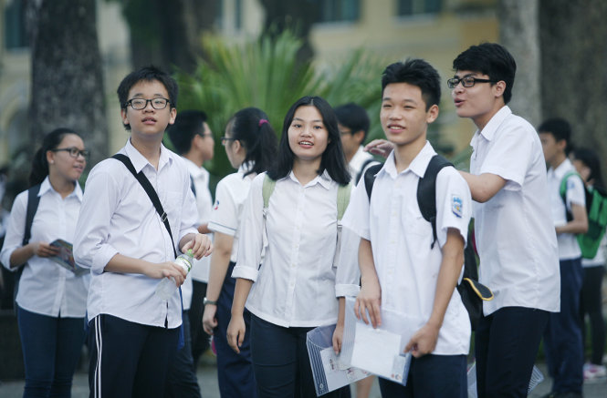 Em em học sinh thi vào lớp 10 tại trường Chu Văn An - Ảnh: NAM TRẦN