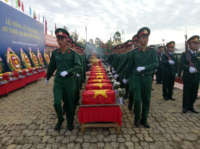 Nghi thức đưa hài cốt liệt sĩ vào an táng tại nghĩa trang liệt sĩ tỉnh Bình Phước - Ảnh: B.L.