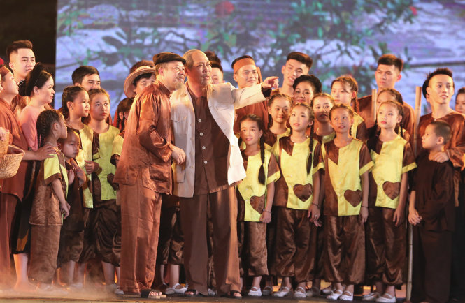 Hoạt cảnh “Ngày Bác về thăm quê” tái hiện lại hình ảnh của Chủ tịch Hồ Chí Minh về thăm quê và trò chuyện với người dân - ẢNH: D.Hòa