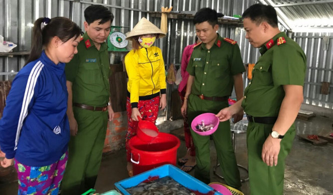 Đoàn kiểm tra liên ngành bắt quả tang  tra cơ sở của bà Mộng khi đang cho 5 công nhân bơm tạp chất vào tôm- Ảnh: Cơ quan Công an cung cấp