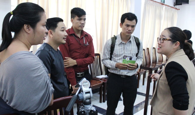 Các thí sinh trao đổi thông tin với thành viên ban tổ chức khi quyết định tham gia cuộc thi khởi nghiệp năm nay - Ảnh: Q.L.