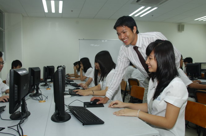Thầy giáo Huỳnh Bảo Thiên và học trò trong một tiết dạy - Ảnh: T.B.