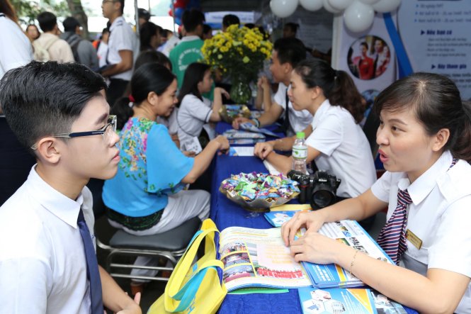 Học sinh các trường THPT nghe tư vấn hướng nghiệp tại gian tư vấn của các trường ĐH trong Ngày hội tư vấn tuyển sinh và hướng nghiệp, do báo Tuổi Trẻ tổ chức tại TP.HCM năm 2017 - Ảnh: Như Hùng