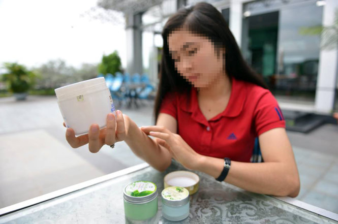Dùng mỹ phẩm trôi nổi, không rõ nguồn gốc dễ làm hư tổn da - Ảnh: Duyên Phan