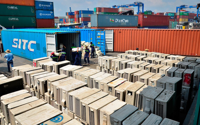 Hàng trăm máy lạnh cũ trong ba container nhập lậu - Ảnh: HẢI HIẾU