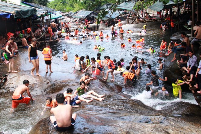 Khi tắm suối cần cẩn trọng để tránh đỉa chui vào mũi - Ảnh: TRẦN MAI