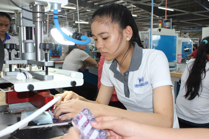 Với đề xuất năm 2018 không tăng lương tối thiểu, giảm giờ nghỉ, tăng giờ làm của JBAV thì những người công nhân vốn khó khăn sẽ còn chồng chất khó khăn hơn - Ảnh: A LỘC