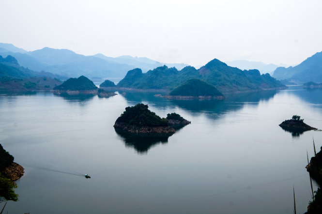 Dòng Đà Giang xanh biếc với nhiều hòn đảo nổi lên giữa mặt nước - Ảnh: H.DƯƠNG