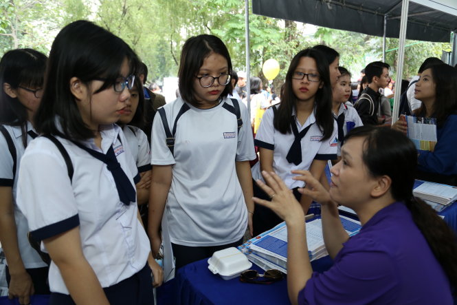 Học sinh các trường THPT trao đổi ở gian tư vấn của các trường ĐH trong Ngày hội tuyển sinh - hướng nghiệp do báo Tuổi Trẻ tổ chức tại TP.HCM năm 2017 - Ảnh: N.HÙNG