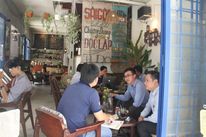 Nhiều khách thích sự mộc mạc và không gian tái hiện Sài Gòn những năm 1980 - Ảnh: M.PHƯỢNG