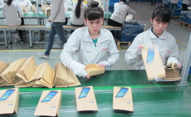 Tại một cơ sở sản xuất bao bì cho Samsung tại Hà Nội - Ảnh: T.HƯƠNG