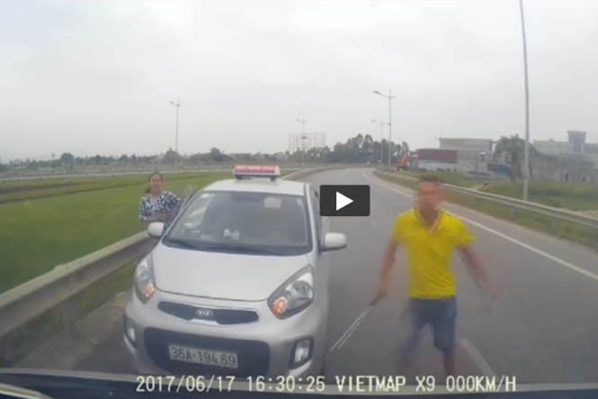 Tài xế  lái xe taxi biển kiểm soát 36A- 194.69  đi ngược chiều còn rút gậy sắt dọa đánh xe đi đúng chiều đường- ảnh chụp từ clip
