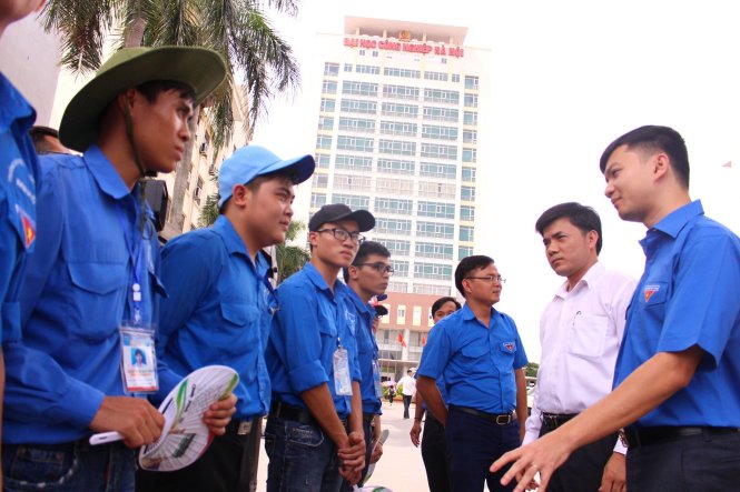 Anh Nguyễn Minh Triết, trưởng Ban Thanh niên trường học Trung ương Đoàn (bìa phải) cùng ông Bùi Văn Linh, phó vụ trưởng Vụ Công tác học sinh - sinh viên (áo trắng) động viên các tình nguyện viên trong ngày đầu ra quân - Ảnh: Hà Thanh