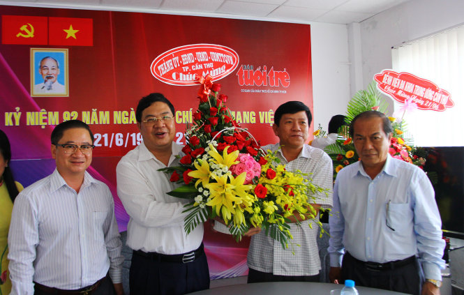 Ông Phạm Gia Túc- phó bí thư Thành uỷ Cần Thơ (thứ hai từ trái qua) thay mặt lãnh đạo TP Cần Thơ tặng hoa chúc mừng Văn phòng đại diện báo Tuổi Trẻ vùng Tây Nam bộ sáng 21-6 - Ảnh: Chí Quốc
