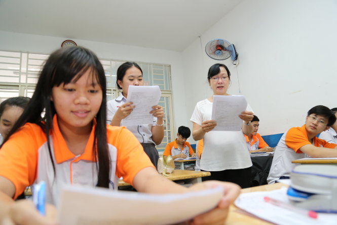 Học sinh lớp 12A Trường THCS-THPT Đinh Tiên Hoàng (Q.Tân Phú, TP.HCM) ôn thi chiều 20-6 - Ảnh: NHƯ HÙNG
