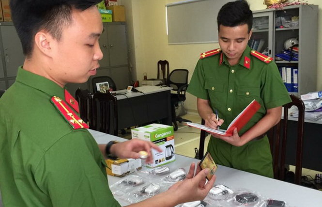 Thiết bị gian lận thi cử bị công an tịch thu - Ảnh: CTV